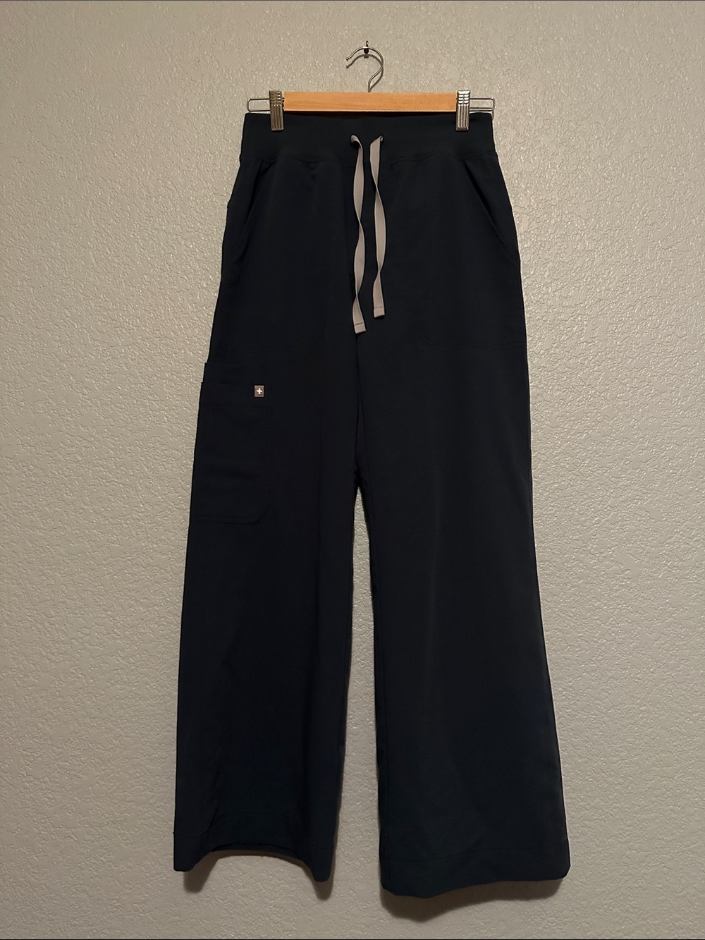 Figs Isabel Wide Leg Scrub Pants - Picture 7 of 11